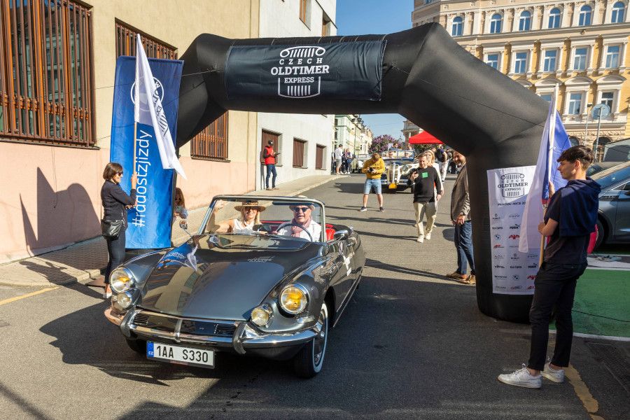 Czech Oldtimer Express 2025 odstartoval z Prahy