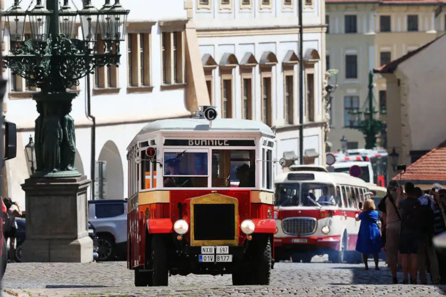 Obrazem: Slavnostní průvod autobusů k výročí 100 let od zahájení pravidelného provozu autobusů v Praze
