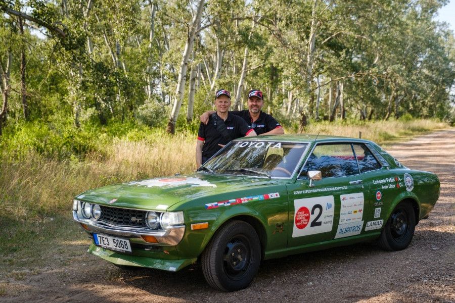 Expedice už dorazila do Ósaky: Legendární Celica zvládla 14 000 km